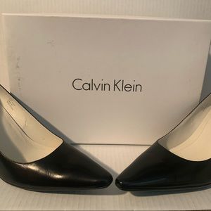 NWT Classic Calvin Klein black pumps